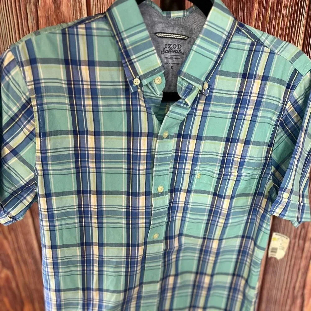 Blue plaid short sleeve button down oxford shirt by Izod Saltwater in Men’s size